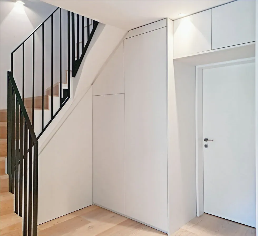 Massgefertigter Einbauschrank unter der Treppe