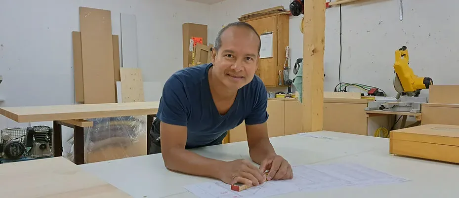 Silviano Pinacho, Inhaber von PINACHO – Ihr Schreiner, bei der Projektplanung in seiner Werkstatt