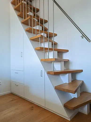 Treppe mit integrierten Schubladen, massgefertigt