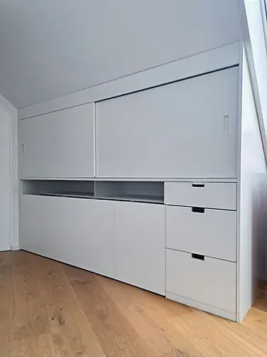 Schiebetüren-Einbauschrank in der Dachschräge
