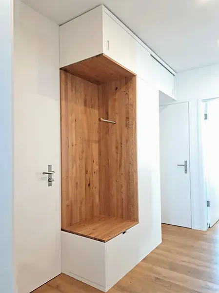 Massgefertigte Einbaugarderobe mit Holznische von PINACHO