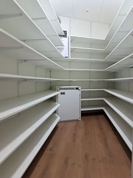 Begehbares Regalsystem, massgefertigt von PINACHO